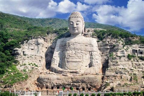  Xishan Giant Buddha - Uczta dla oczu i duchowa wędrówka!