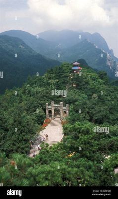  Lushan Mountain: Uczta dla Zmysłów i Historia w Kamieniu!