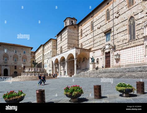 Piazza del Duomo w Perugii - magiczny plac, który przeniesie Cię w czasie!