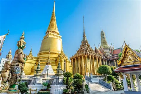  Wat Phra Kaew:  Niesamowite Świątynie i Buddy Złotego Koloru!